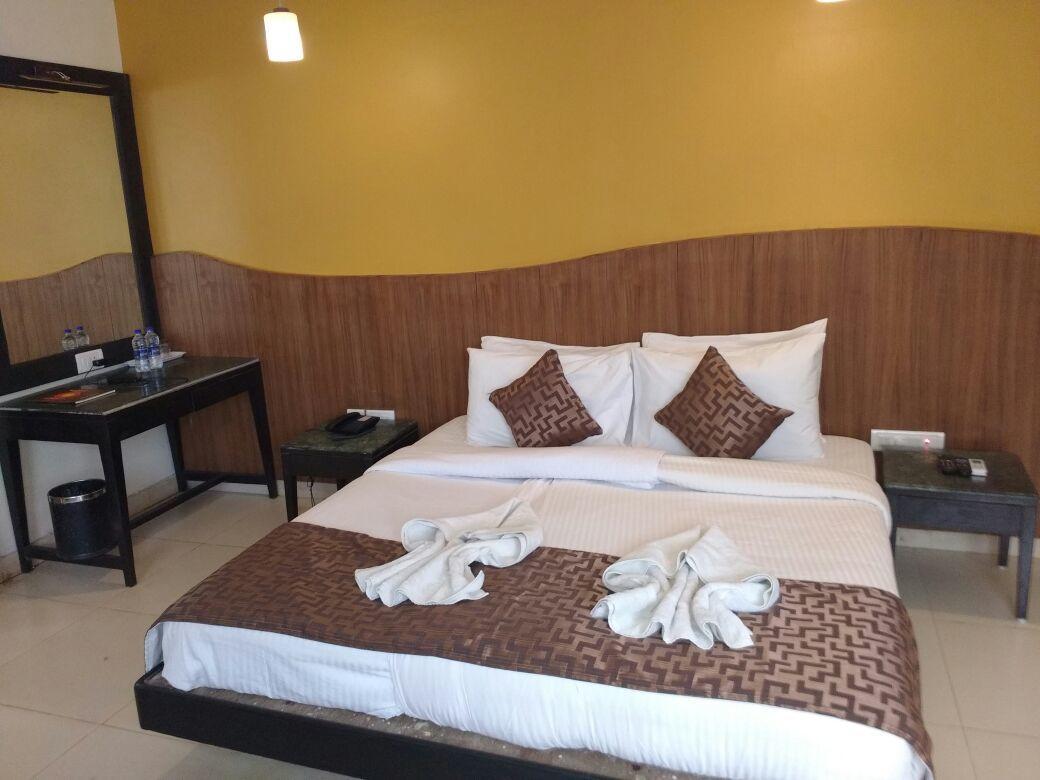 Ocean Waves Sun Baga Hotel Exterior photo